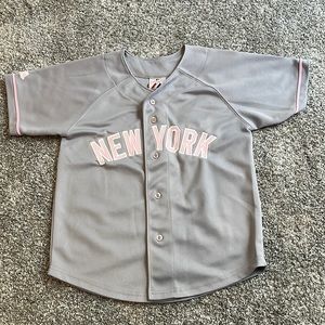Youth 8/10 New York Yankees jersey. Some wear.
